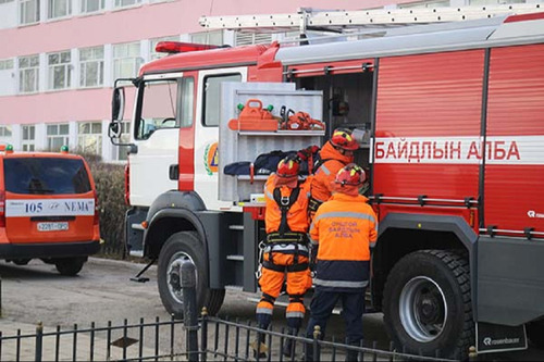 Автомашины бүхээгт хавчуулагдсан иргэнийг гаргаж авчээ